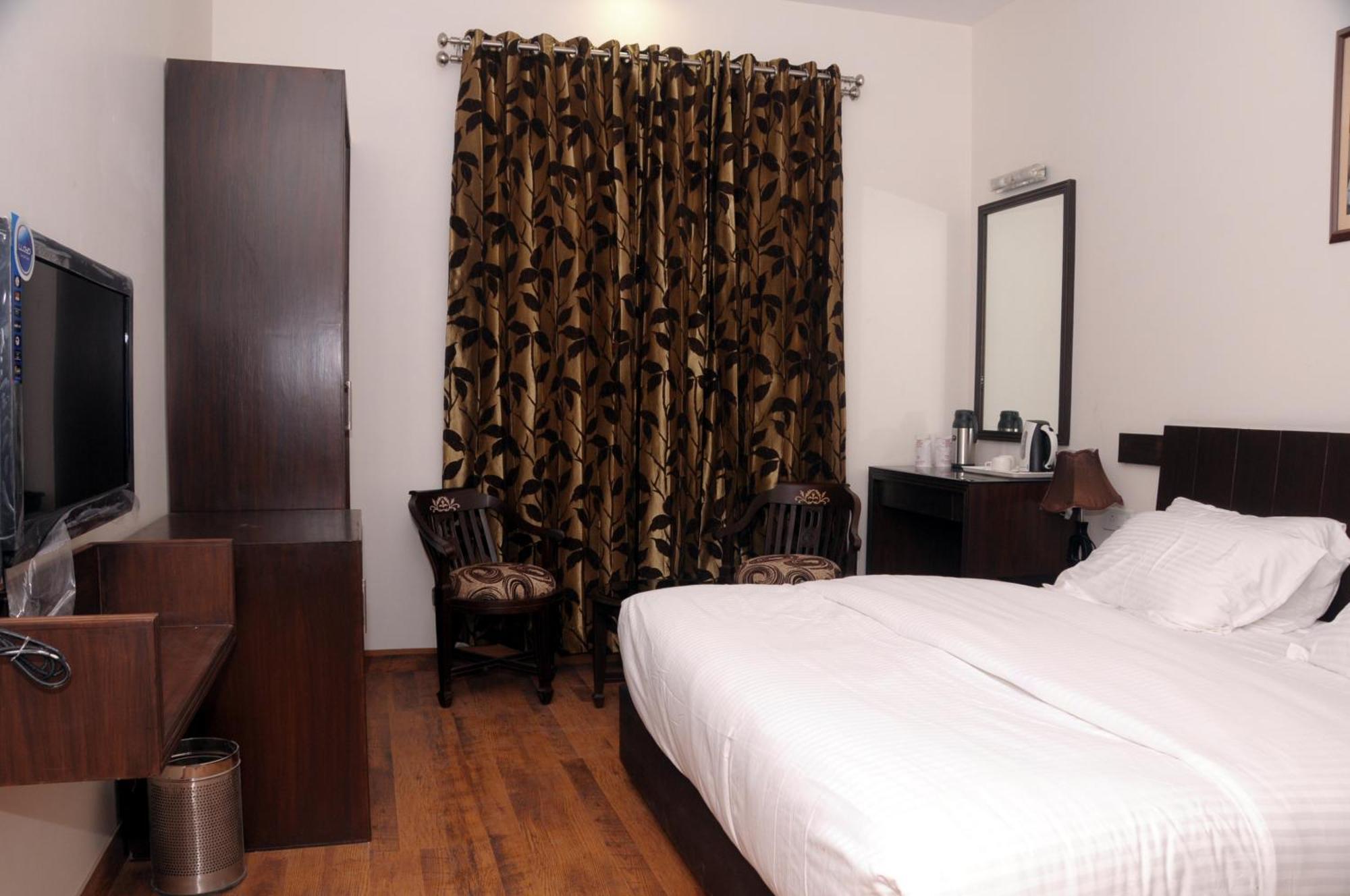 Hotel Prems Paradise Амритсар Екстериор снимка